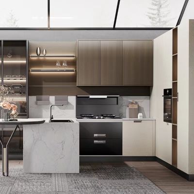 Gli armadi da cucina aperti di legno moderni dell'hotel mette il contatore del quarzo
