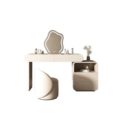 Tabella di condimento creativa dell'hotel dell'albicocca messa con il legno solido dei cassetti