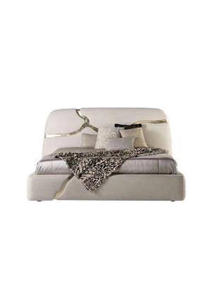 Re Upholstered Platform Bed di Lapiaz ha intarsiato l'acciaio inossidabile dell'oro
