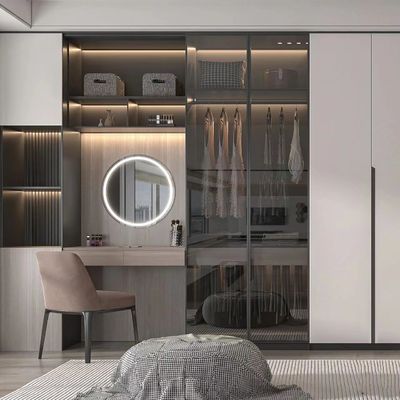 Guardaroba moderno con l'apprettatrice tutto della camera di albergo della noce in una