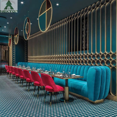 Retro una cabina del ristorante di Antivari della soluzione di arresto che mette il Governo a sedere di parete lungo dello schermo dell'inferriata dello strato