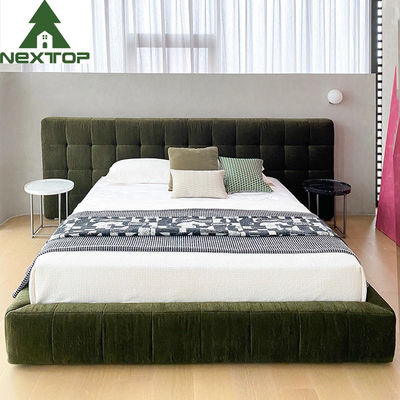 La mobilia moderna della camera da letto della località di soggiorno dell'hotel mette i letti del velluto di re Size Luxury Green