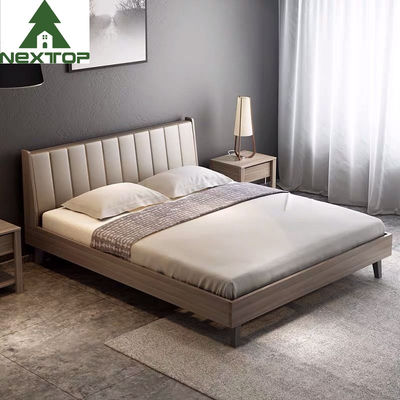 Letto a testa in cuoio a telaio di legno con comodini per la notte Arredamento per la camera di un albergo