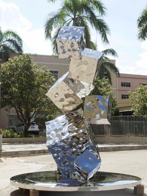Sculpture di colore argento della hall dell'hotel onde d'acqua geometriche tri-dimensionali Rubik's Cube