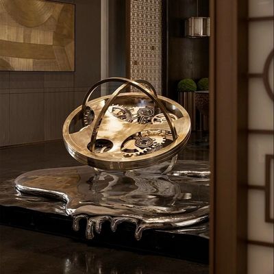 Creatività artistica dell'orologio di fusione Scultura metallica con soffitto Design per hotel